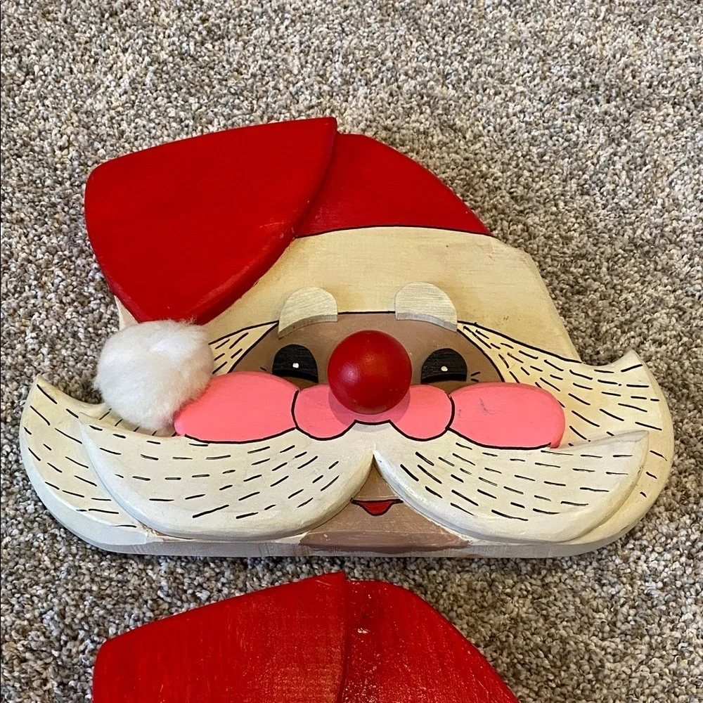 Harry W. Triplett Festive Santa and Mrs. Claus Wall Decor. Play’s music.